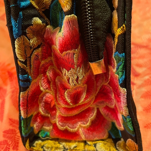 PRICE DROP Beautiful Embroidered Handbag 💐 - Picture 5 of 12